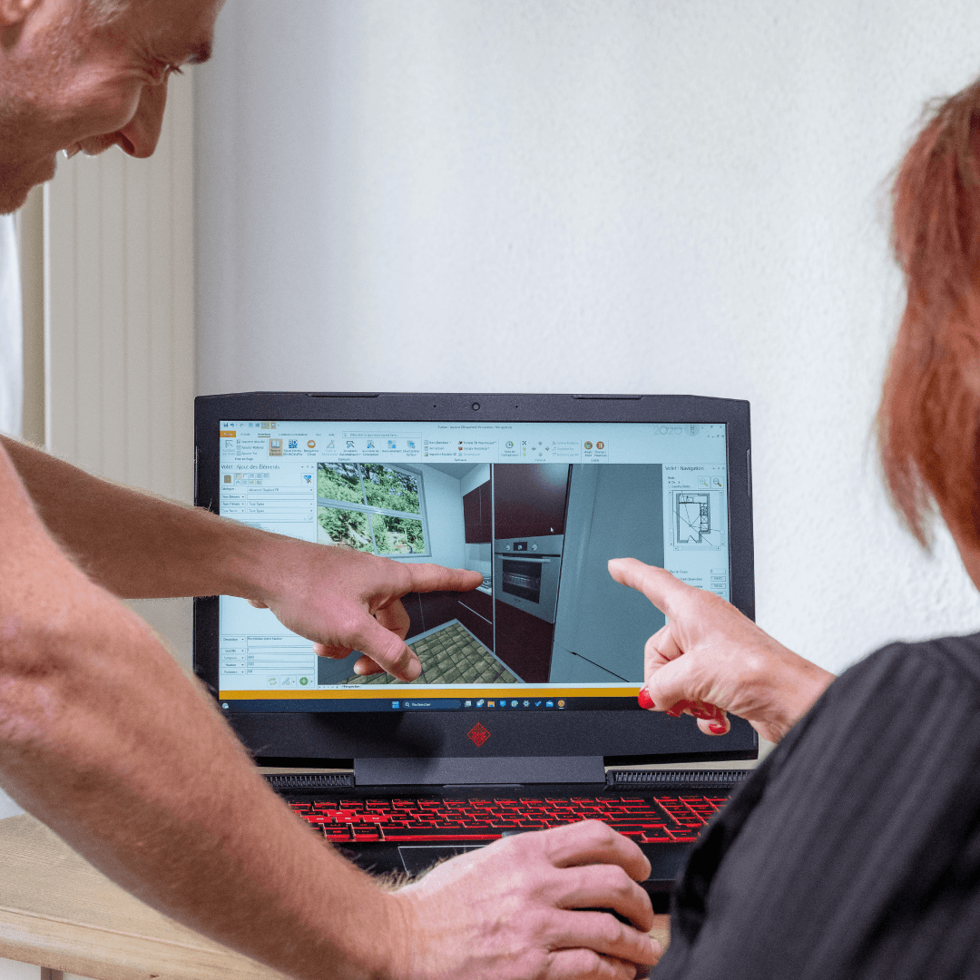 Travail de découpe en atelier pour une cuisine sur-mesure