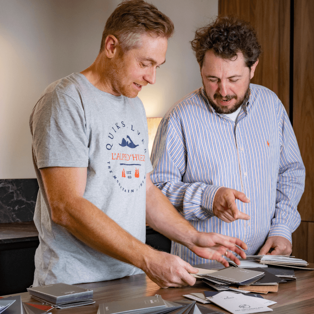 Stéphane échange avec une cliente autour d’une maquette 3D