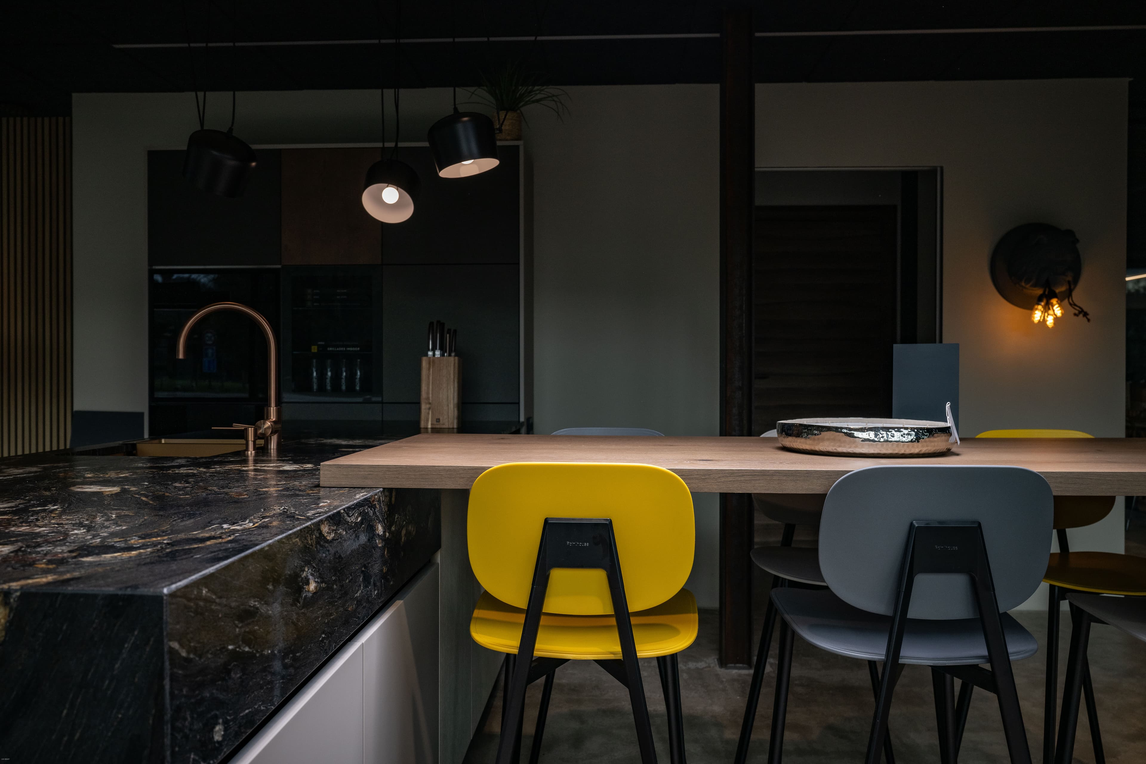 Rendu 3D de cuisine moderne avec îlot central et chaises jaunes