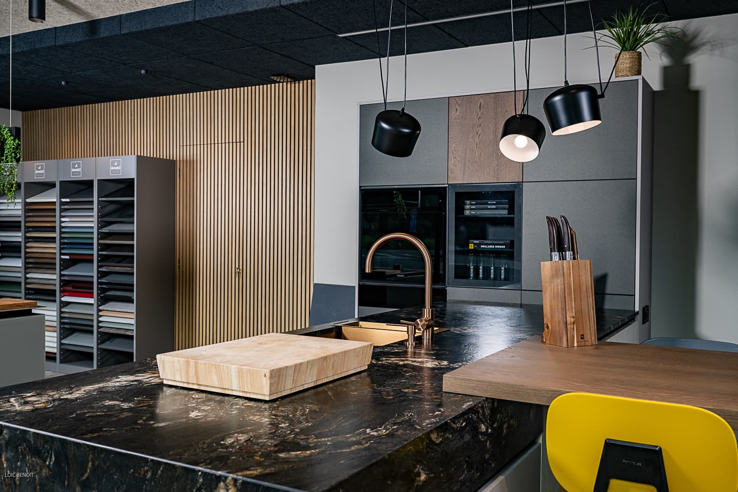 Cuisine moderne avec îlot central en bois clair et éclairage doux