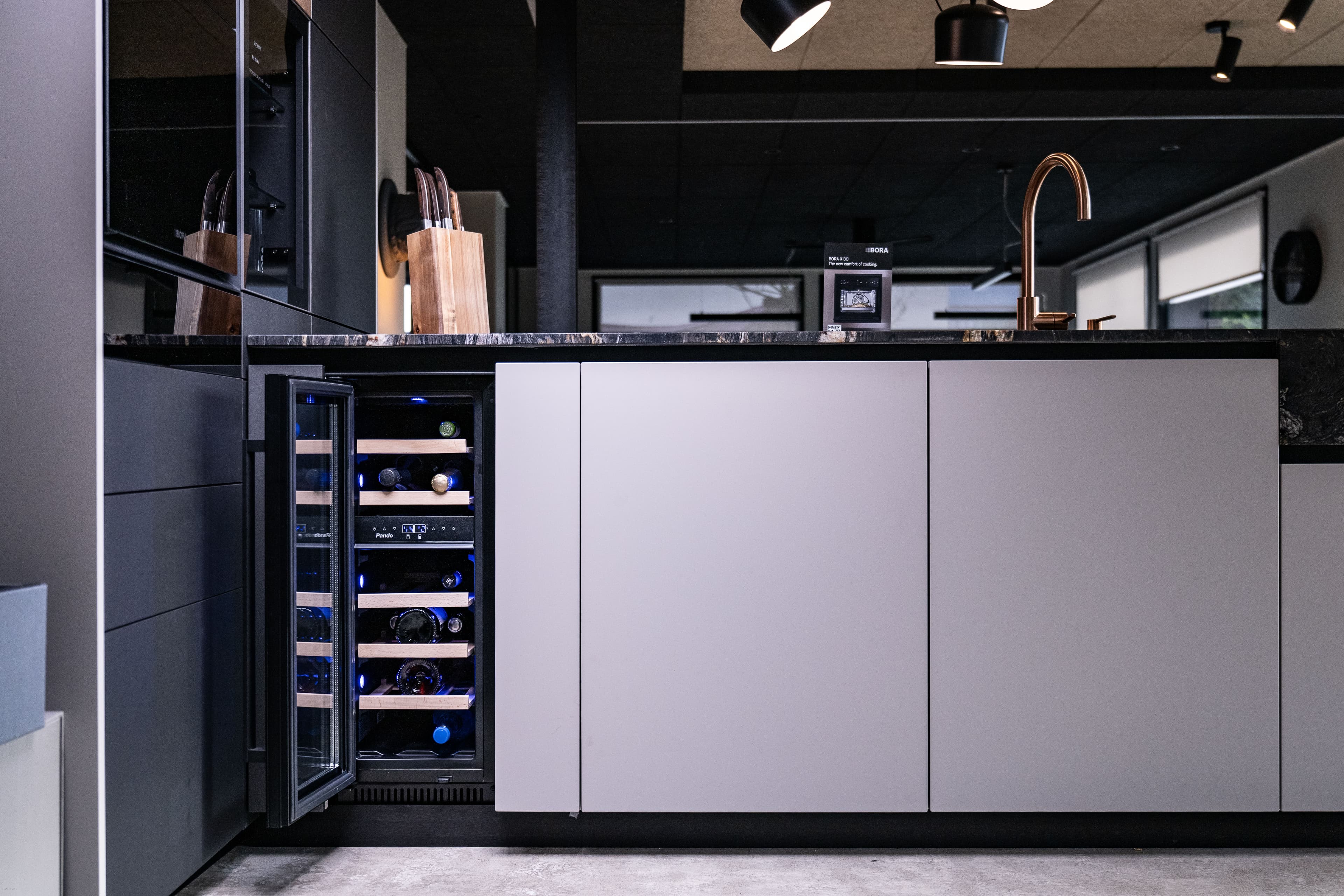 Cuisine contemporaine avec cave à vin intégrée et façades mates