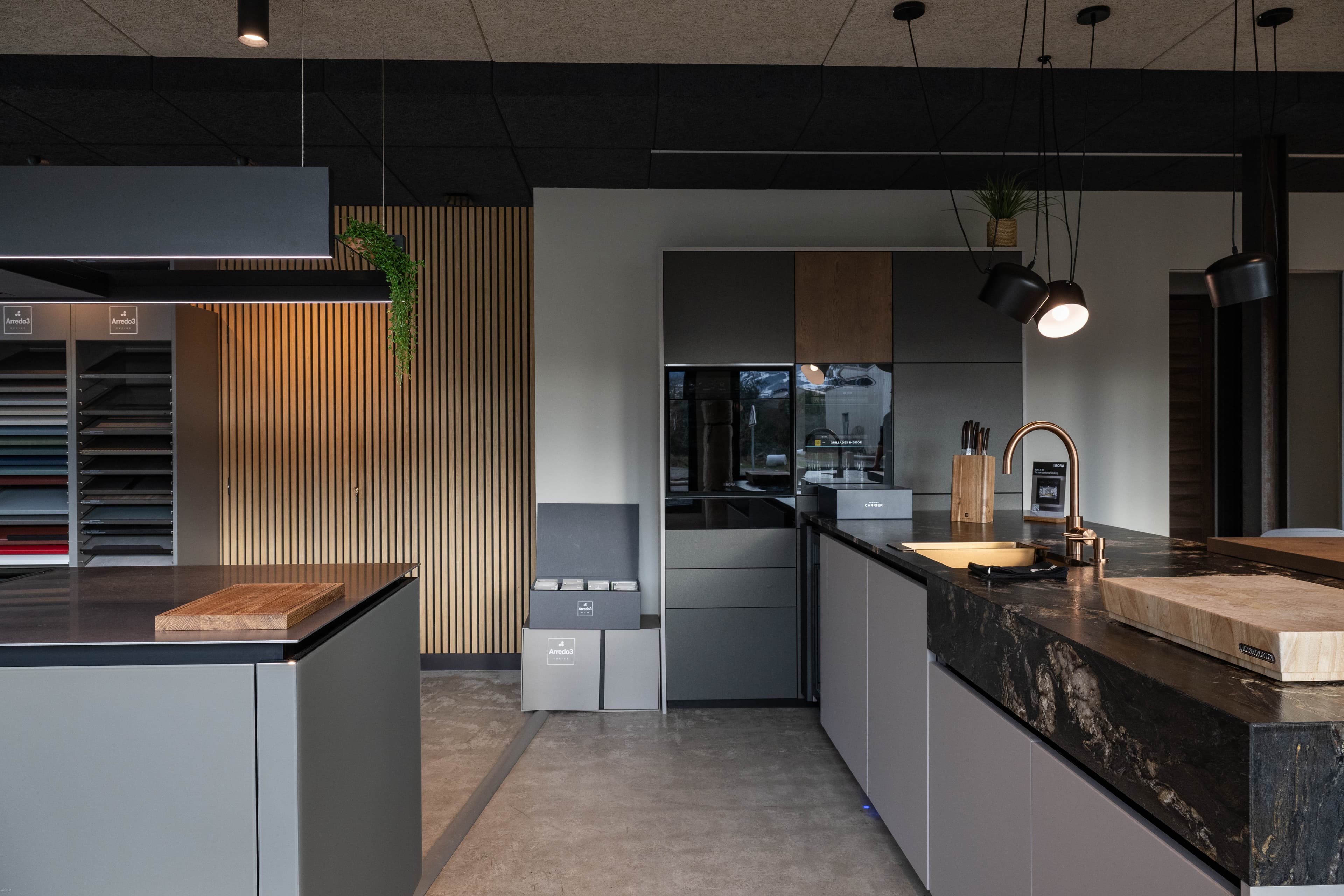 Cuisine moderne avec façades claires et coin préparation