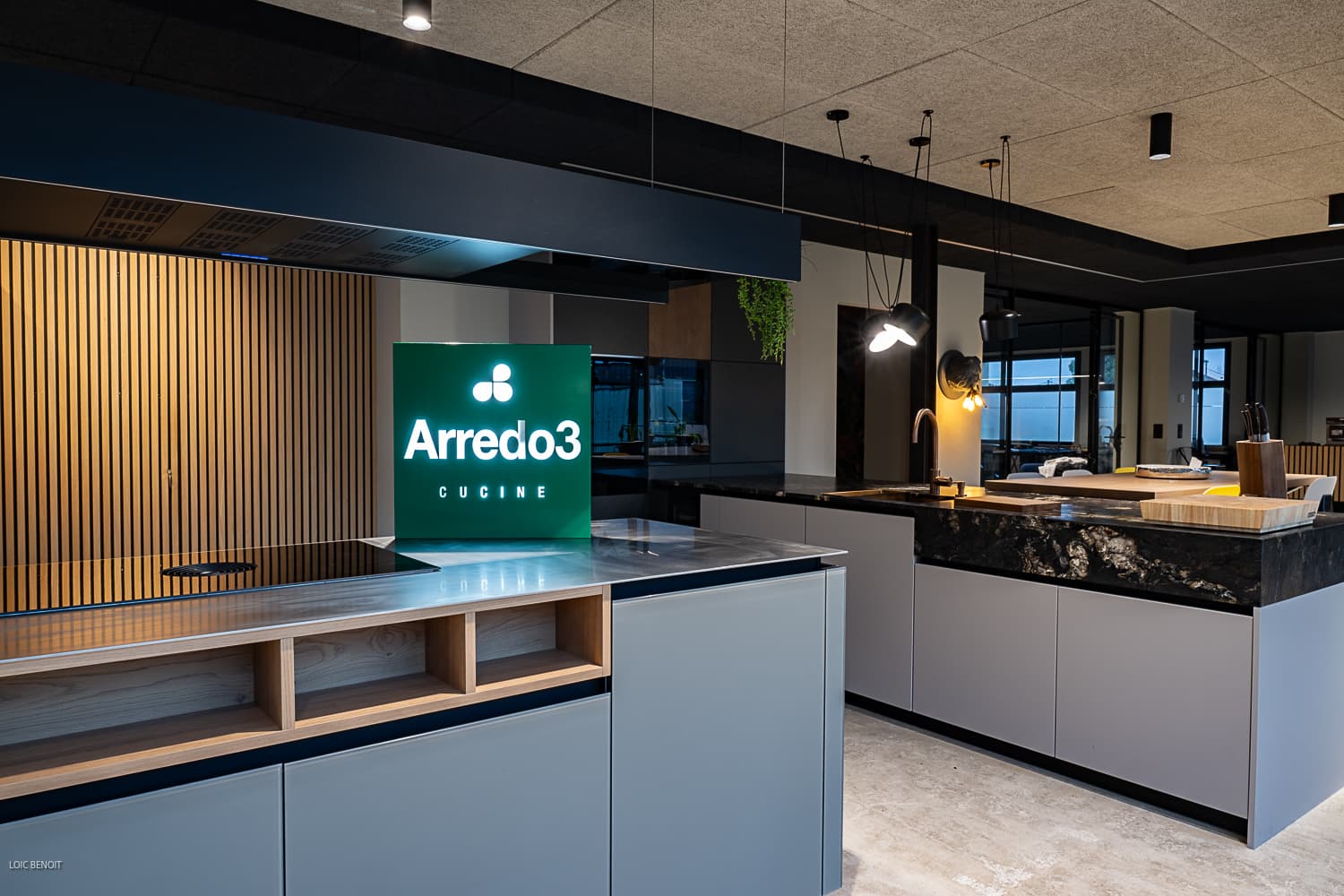 Showroom de cuisine contemporaine avec enseigne Arredo3