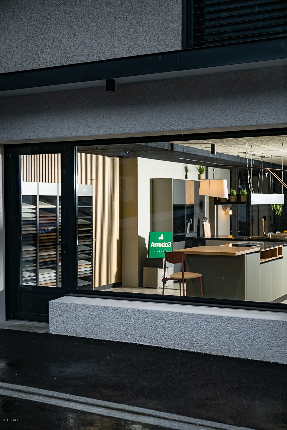 Entrée du showroom Cuisines Rive Ouest à Annecy