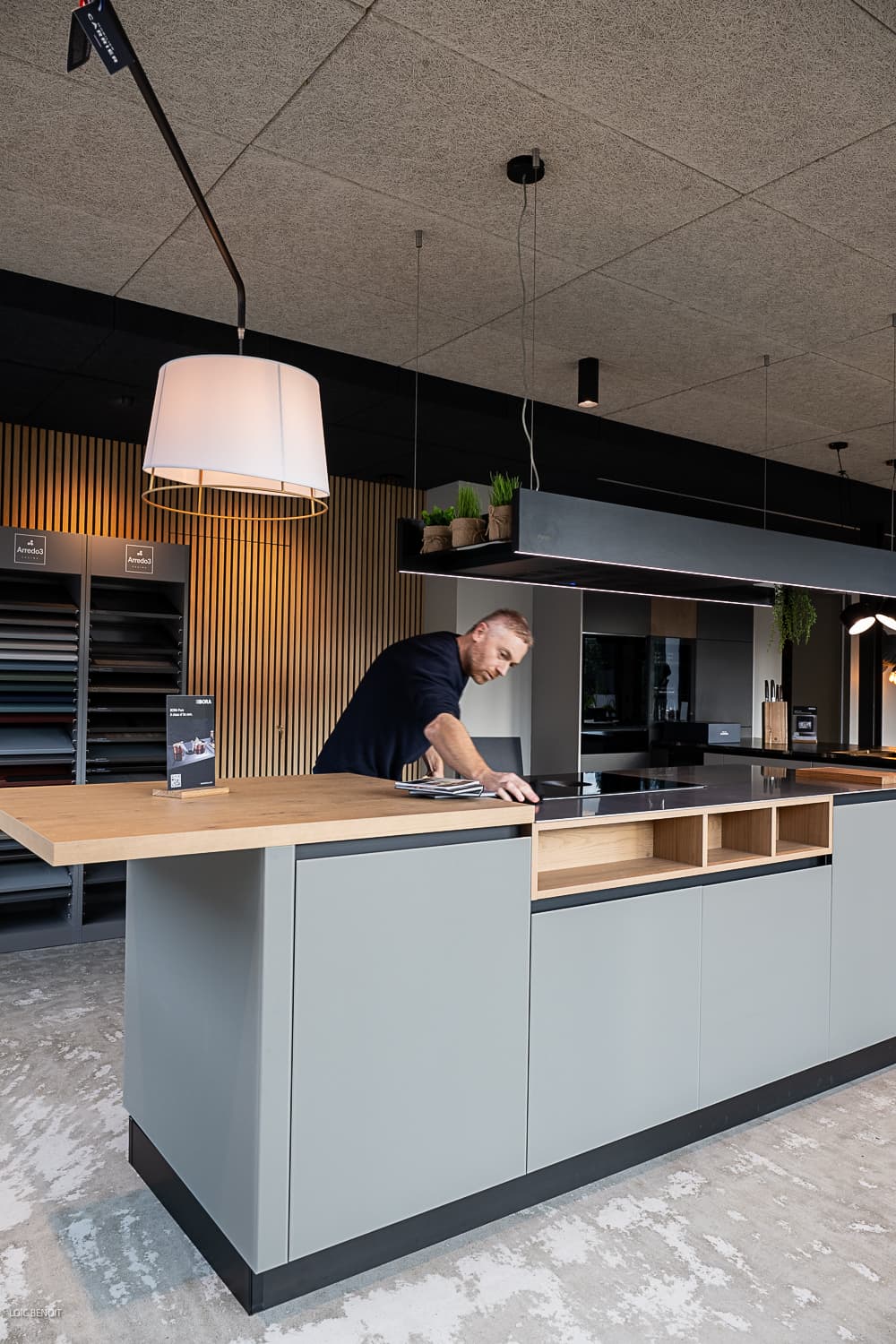 Stéphane Klock dans le showroom cuisine à Annecy